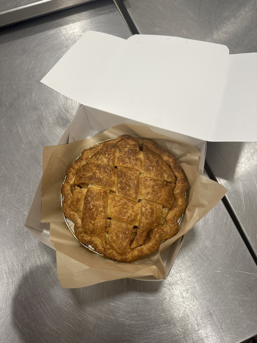 ChristneKim's tweet photo. who wants to come over for apple pie 🥧 https://t.co/2cCqnT6Hhm