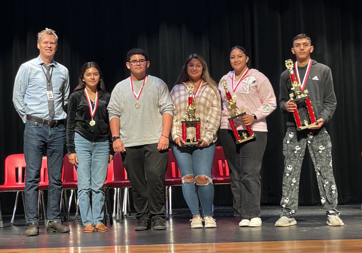 Felicidades a los participantes y voluntarios del concurso de deletreo en español.