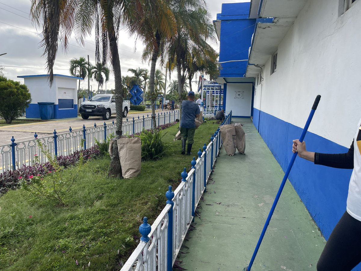 SuchelJovel's tweet photo. Se realizan en #Suchel Jovel labores para desyerbar el huerto intensivo🌱 y las áreas verdes🌴 de la entidad para contribuir a mejorar la alimentación🫛🍽️ de nuestros trabajadores y el embellecimiento del centro.
#CubaViveYTrabaja🇨🇺
#ProgramaAlimentario🥗🥬
#MatancerosEnVictoria https://t.co/6Bm62S3kRP