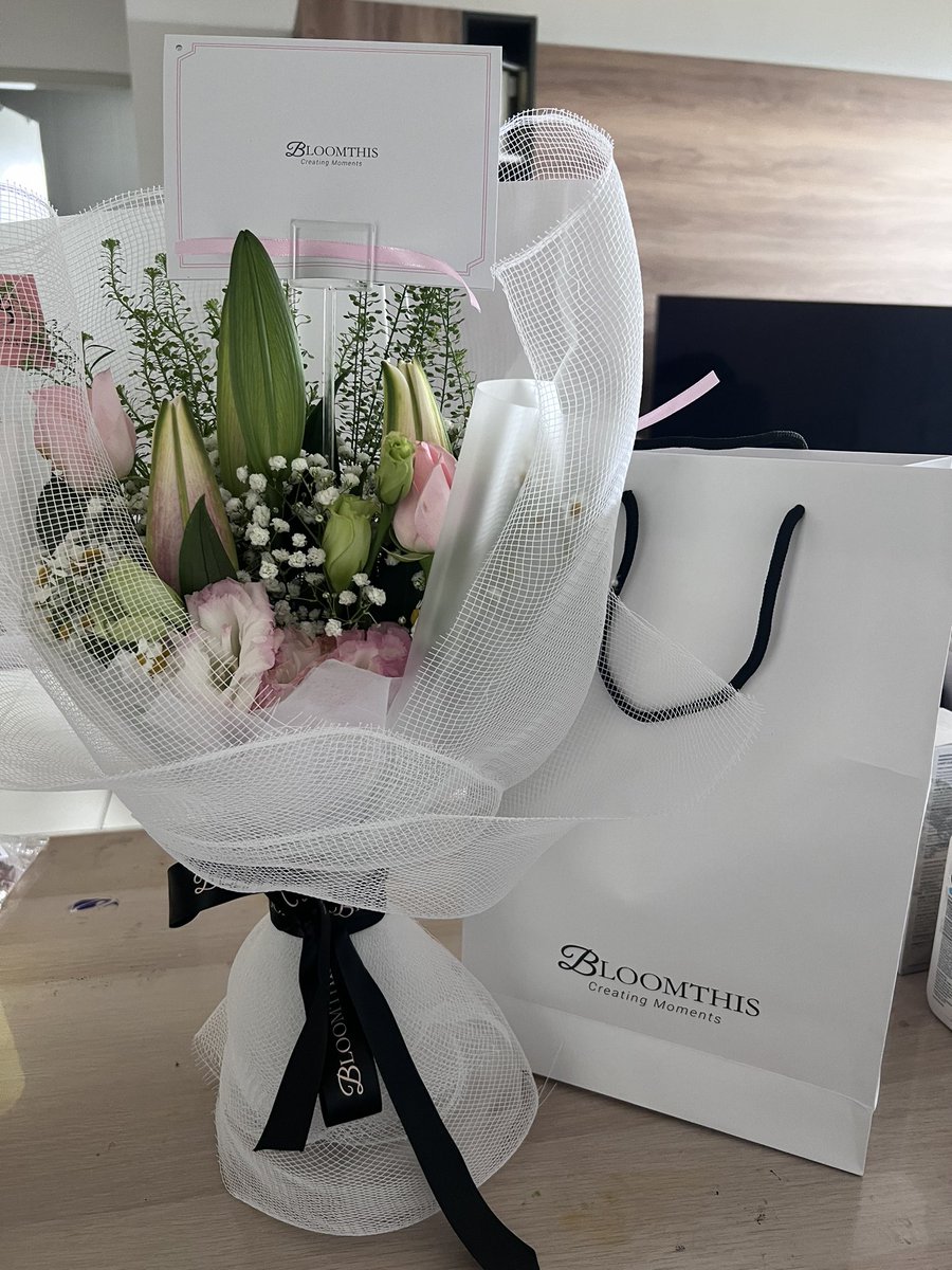 asmamin's tweet photo. Bila founder @tatagaltier @aushmilby lagi sweet dari boyfwen sendiri 😂😂😂

Eyyy gerammm. Demam je terus dapat bunga and coklat 😂 https://t.co/3JjYT83x1j