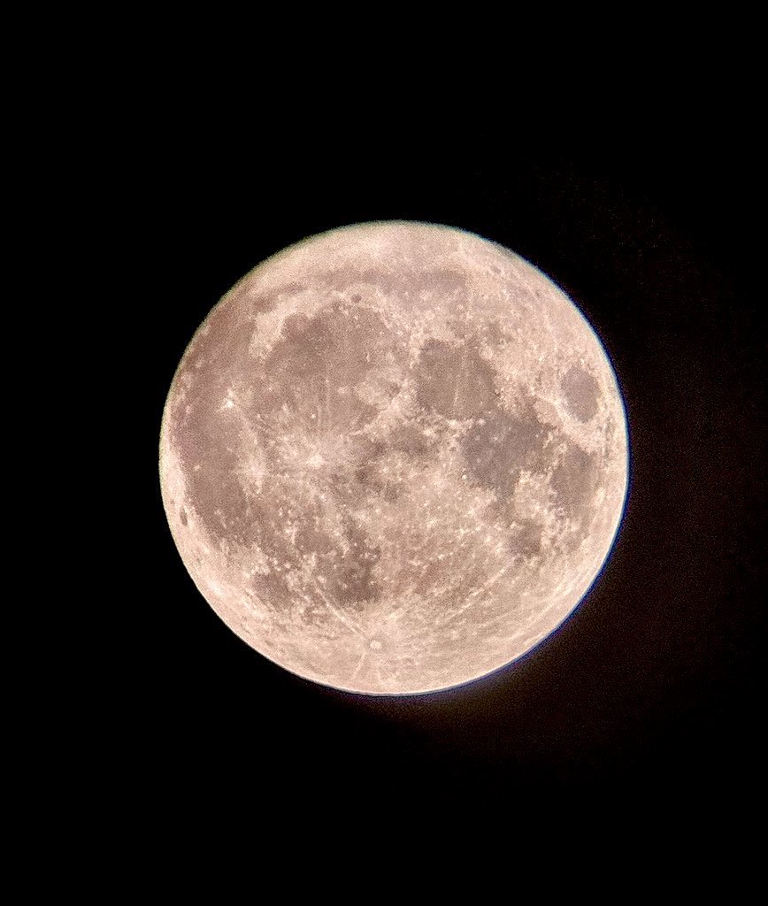 Ch_Chaplin8's tweet photo. Salgan a ver la luna…

“Al igual que la luna, debemos pasar por fases vacías para volver a sentirnos llenos de nuevo”.

#LunaLlena 🌕

Buenas noches ✨ https://t.co/kVclStYSyr