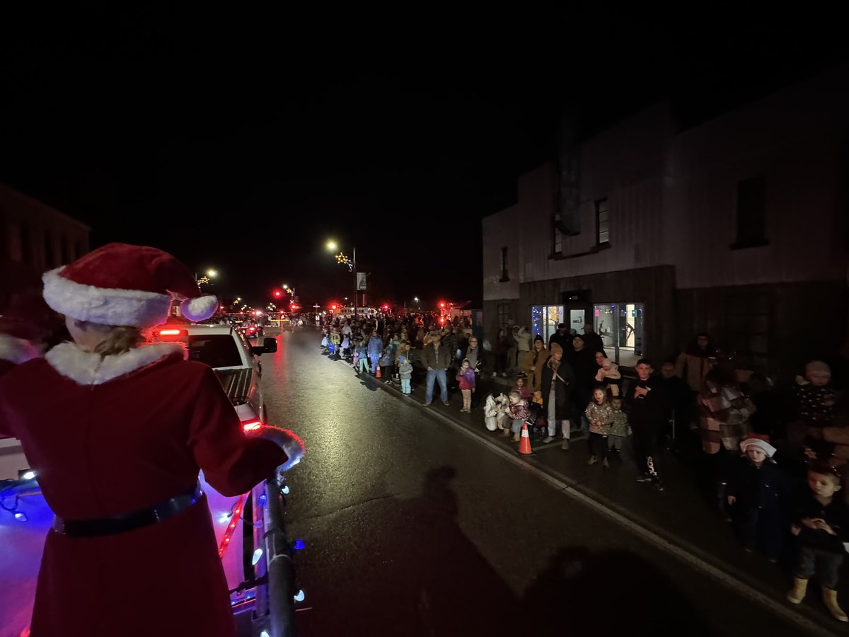 Lianne_Rood's tweet photo. What an incredible start to the Christmas season at the Redneck Christmas themed Santa Claus Parade in Glencoe!
Happy to have Mrs. Claus on the float tonight!
Thank you to everyone who joined #TeamRood today, and all the volunteers and organizers who made this parade possible!
#SantaClausParade