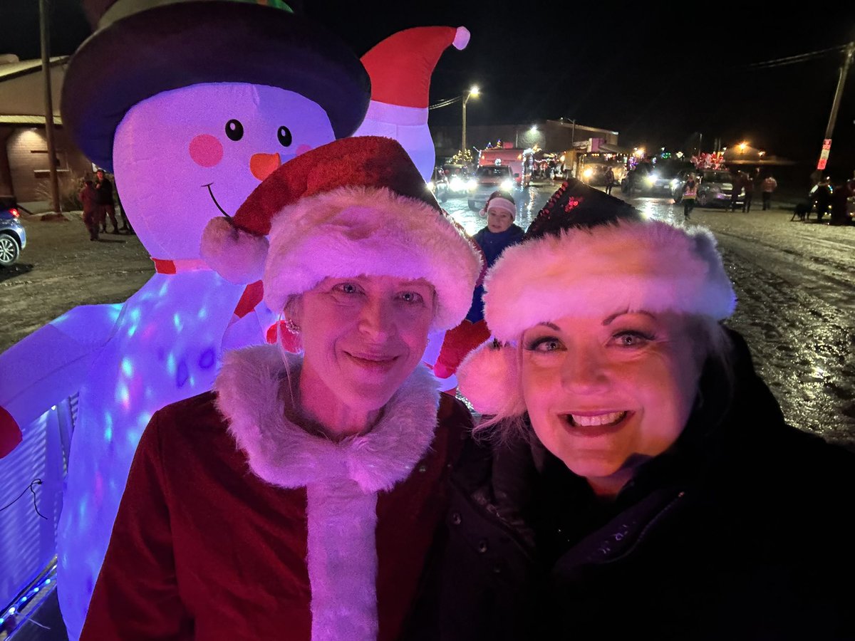 Lianne_Rood's tweet photo. What an incredible start to the Christmas season at the Redneck Christmas themed Santa Claus Parade in Glencoe!
Happy to have Mrs. Claus on the float tonight!
Thank you to everyone who joined #TeamRood today, and all the volunteers and organizers who made this parade possible!
#SantaClausParade