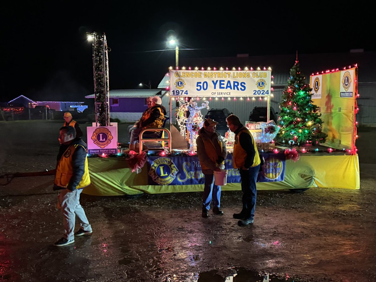 Lianne_Rood's tweet photo. What an incredible start to the Christmas season at the Redneck Christmas themed Santa Claus Parade in Glencoe!
Happy to have Mrs. Claus on the float tonight!
Thank you to everyone who joined #TeamRood today, and all the volunteers and organizers who made this parade possible!
#SantaClausParade