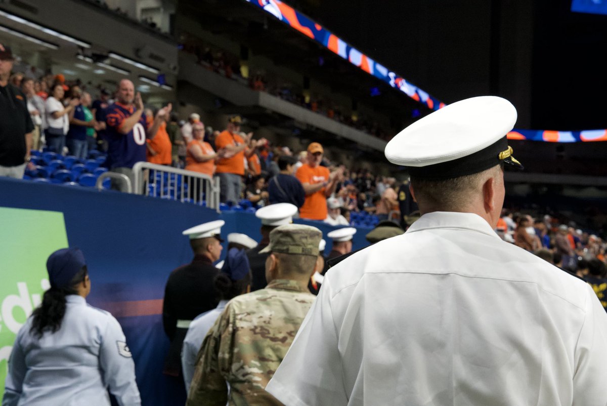 UTSA's tweet photo. Grateful for those who are serving and have served our nation! 🇺🇸 #BirdsUp https://t.co/8OEGhm6DWo