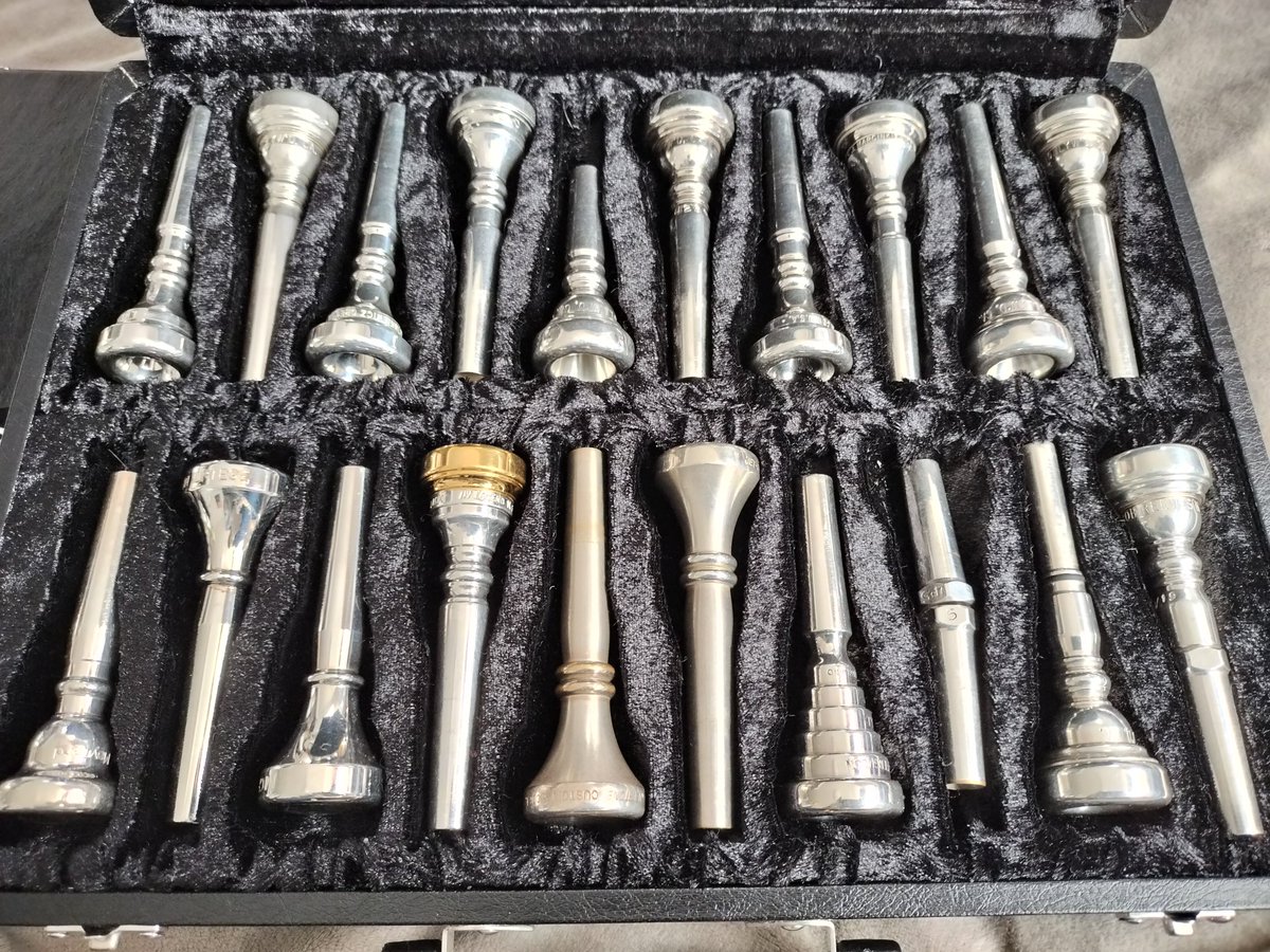 satono_rappa's tweet image. 北海道でトランペット吹いてます！

吹くのも集めるのも好きでトランペット吹きのみなさんと交流持てたらと思ってます、よろしくお願いします