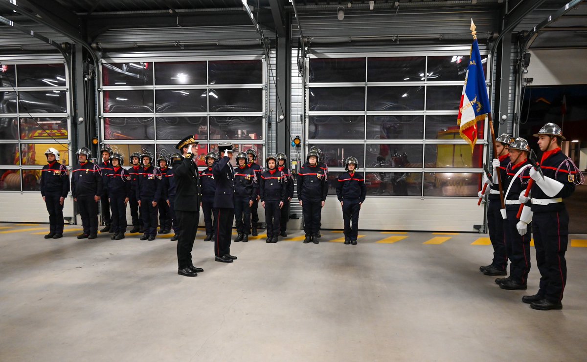 Sdis_87's tweet photo. #PriseDeCommandement au centre d’incendie et de secours Martial MITOUT de #Limoges 🧑🏻🚒🚒
Le Cdt Yann MARTORELL a reçu ce soir ses galons de #commandant et le commandement du CSP Martial
MITOUT 🏪 de Limoges en présence de nombreux 👩🏻🚒👨🏻🚒 et des autorités du #SDIS87 🇫🇷 https://t.co/GkyWX4UnFz