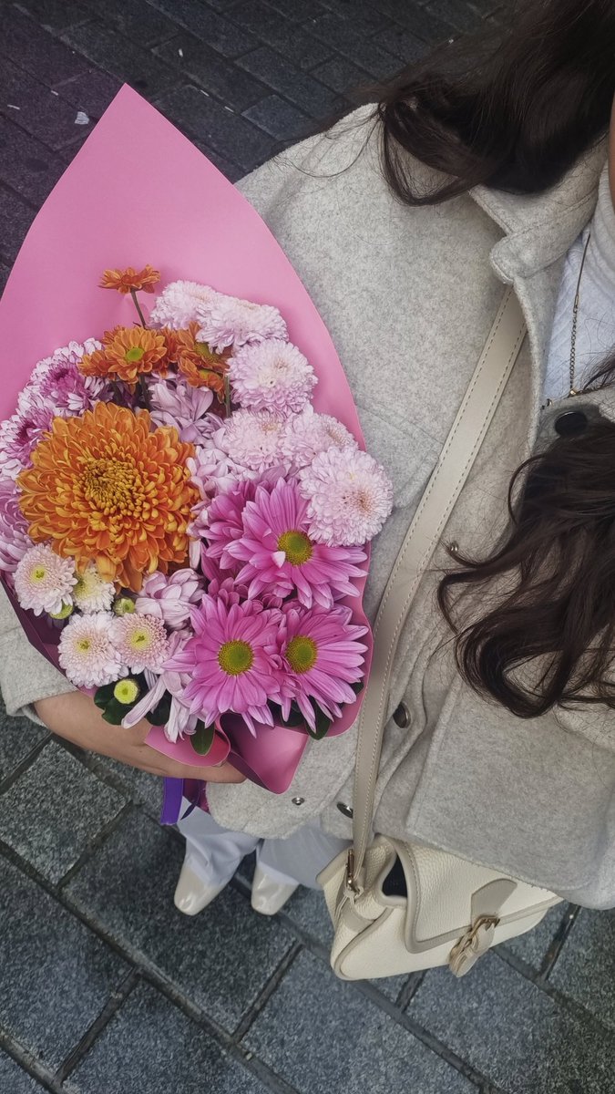 oozlemmii's tweet photo. Kasımpatı, sonbaharın en güzel hatırası, yağmurun hüzünlü melodisinde bile rengini kaybetmeyen bir umut çiçeği; tıpkı hayatın en zor zamanlarında bile umudu ve güzelliği arayıp bulan nadide bir kalp gibi. Sen benim umudum, karanlıkta önümü aydınlatan ışığımsın.
İyi ki varsın🤍🌸 https://t.co/ZpVJAKni0G