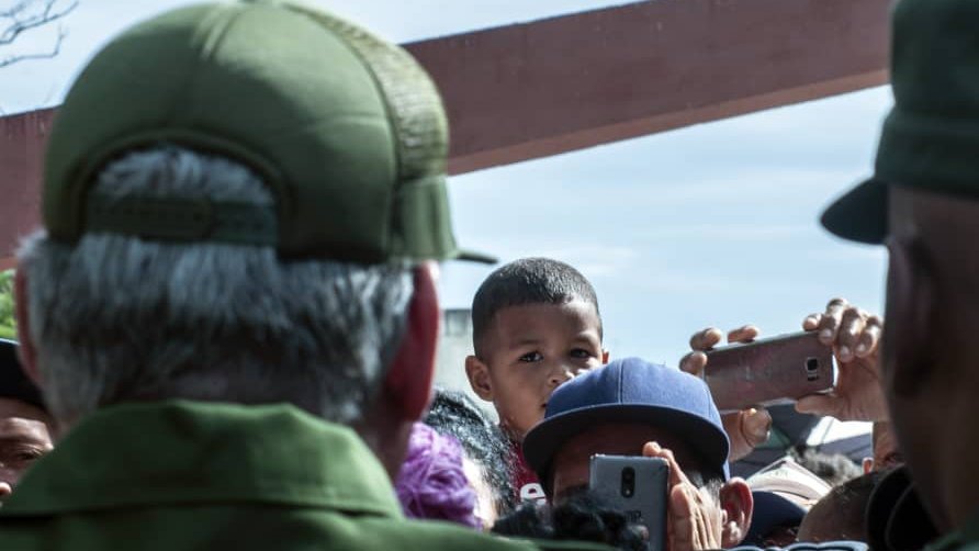 DrRobertoMOjeda's tweet image. Han sido muchos los intercambios con nuestro pueblo,  en #Pilón no fue diferente, todavía resuena en nuestros corazones la voz de aquel niño que entre la multitud expresó: "Díaz-Canel estoy contigo", su respuesta: "yo también estoy contigo" es nuestra certeza.  #DePieYCombatiendo
