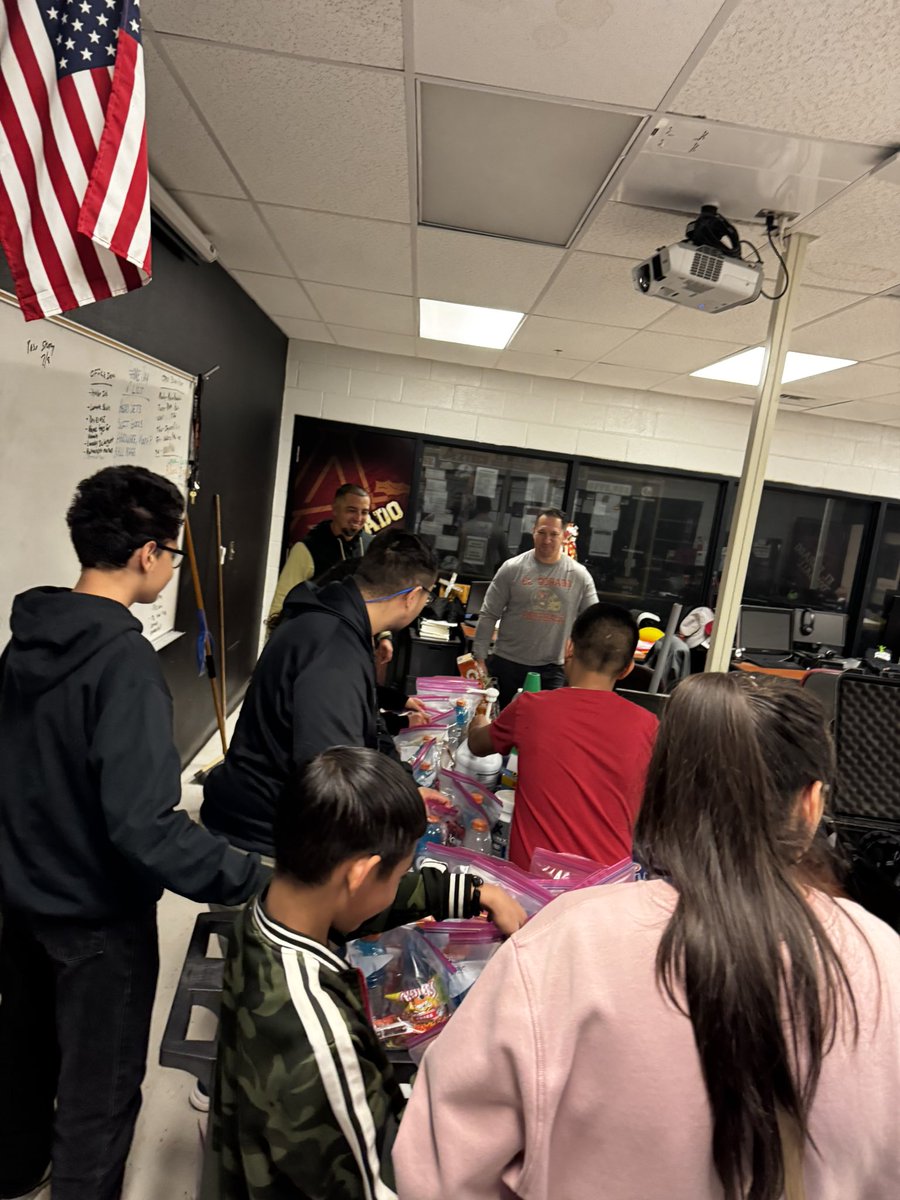 MPrzMFL's tweet image. Our PAS Unit and MFL program showing support for @ELDO_FB! @MVargas_EDHS class prepared snack bags for good luck tonight against Amarillo! #doingourpart #aztecpride