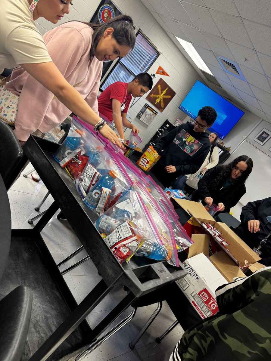 MPrzMFL's tweet image. Our PAS Unit and MFL program showing support for @ELDO_FB! @MVargas_EDHS class prepared snack bags for good luck tonight against Amarillo! #doingourpart #aztecpride
