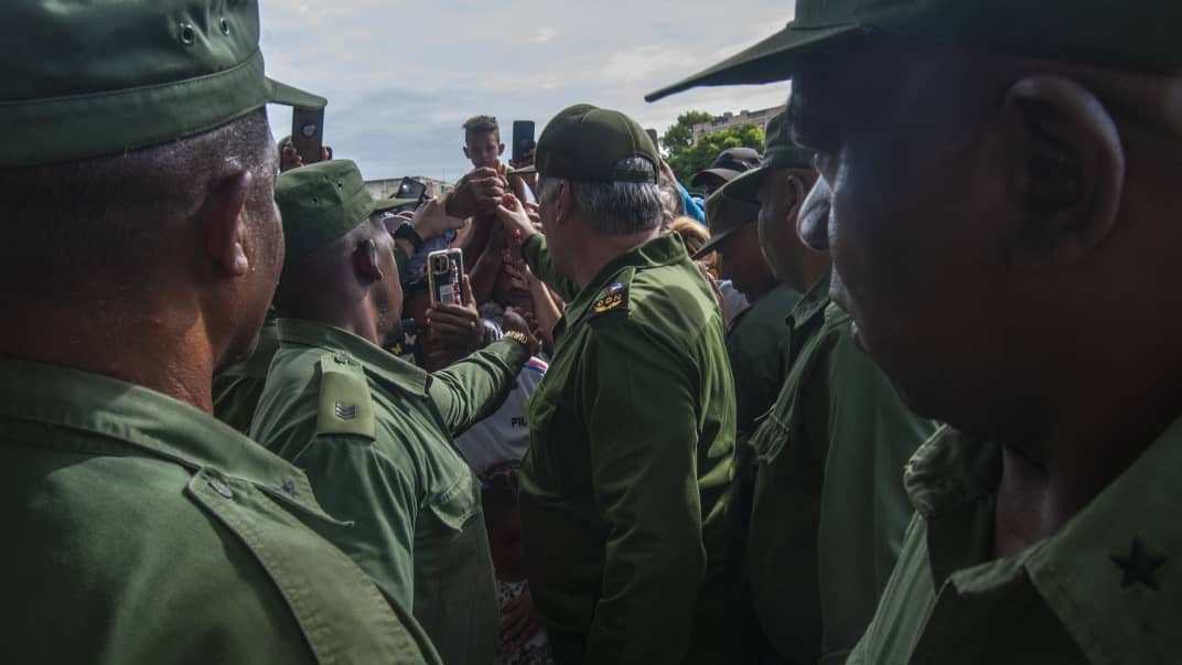 DrRobertoMOjeda's tweet image. Han sido muchos los intercambios con nuestro pueblo,  en #Pilón no fue diferente, todavía resuena en nuestros corazones la voz de aquel niño que entre la multitud expresó: "Díaz-Canel estoy contigo", su respuesta: "yo también estoy contigo" es nuestra certeza.  #DePieYCombatiendo