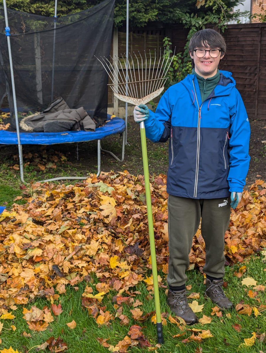 MudlarksGarden's tweet photo. It’s the time of year when Special Branch do lots of leaf clearing 🍁 https://t.co/iuYu3MdL3o