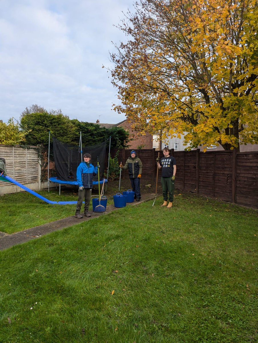 MudlarksGarden's tweet photo. It’s the time of year when Special Branch do lots of leaf clearing 🍁 https://t.co/iuYu3MdL3o