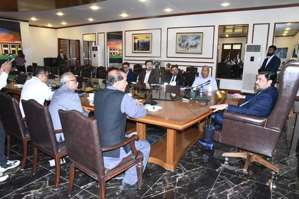 #KhidmatKhalqFoundation
#MQMPakistan
#SindhGovernor
#FarooqSattarSindh Governor Kamran Tessori met with an MQM delegation led by Farooq Sattar. During the meeting, a detailed briefing was given on the welfare activities of the Khidmat-e-Khalq Foundation.