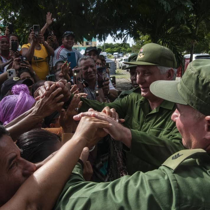 DrRobertoMOjeda's tweet image. Han sido muchos los intercambios con nuestro pueblo,  en #Pilón no fue diferente, todavía resuena en nuestros corazones la voz de aquel niño que entre la multitud expresó: "Díaz-Canel estoy contigo", su respuesta: "yo también estoy contigo" es nuestra certeza.  #DePieYCombatiendo