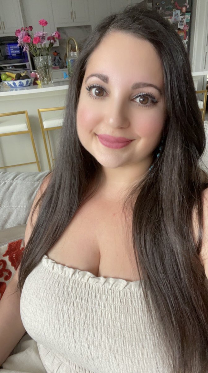 On the bright side, a perk of being short; I fit nicely on Santa‘s lap. 😉 What are you telling Santa you want for Christmas? 🎅🏻