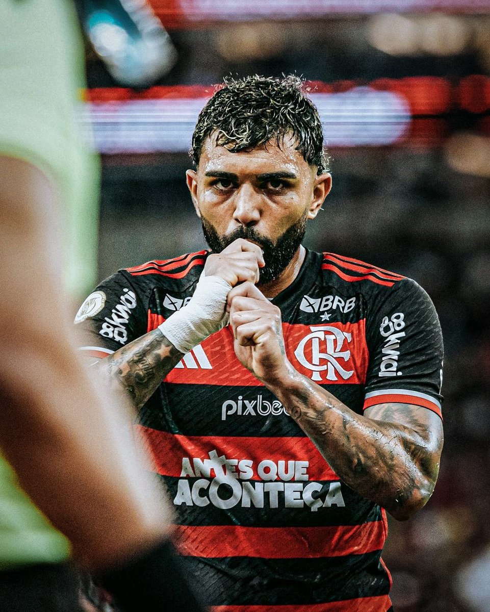 fla_infos's tweet photo. Cotado como reforço do Cruzeiro, Gabigol ainda pode renovar com o Flamengo.

A situação mudou porque o presidente Rodolfo Landim aceitou alterar algumas cláusulas contratuais para convencer o atacante a permanecer no clube.

A oferta segue com duração de um ano, mas com aditivo de renovação automática por mais 2 anos com base em metas em relação a número de jogos disputados, inclusive como titular, gols marcados e até mesmo títulos.

O técnico Filipe Luís já se mostrou favorável a permanência do camisa 99. Agora a decisão está nas mãos do atleta, que tem acordo com o Cruzeiro.

(Via @otempo)