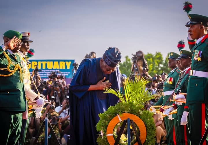 Princeponfa's tweet photo. I love that the President attended General Lagbaja's burial, showing respect for his service. However, let's recall that President Buhari, a former General himself, didn't attend the burial of Late Chief of Army Staff, Lt. Gen. Ibrahim Attahiru, who died in active service. https://t.co/TZEVtrL3fw