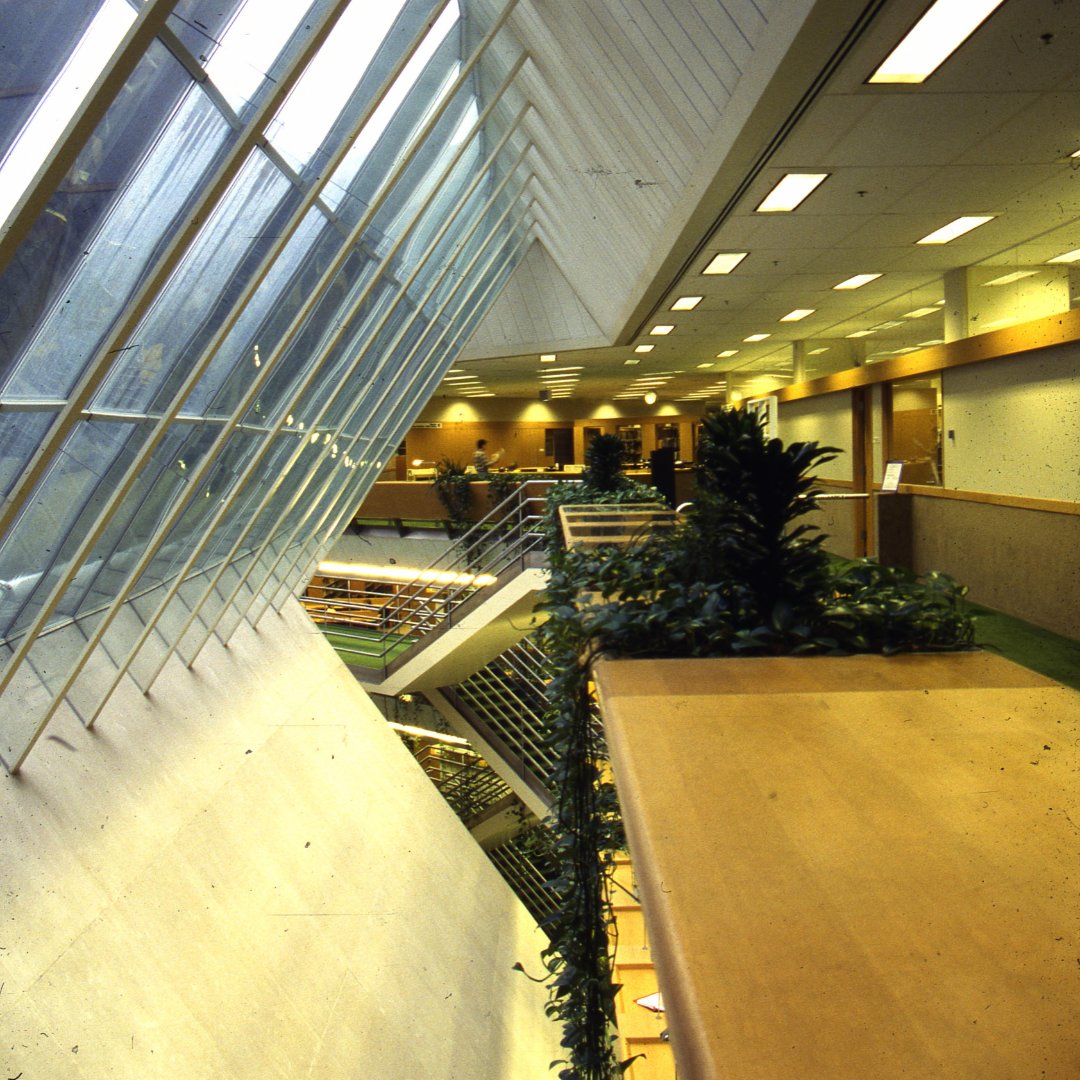 The Law School’s underground library space in November of 1984! 🔷 Learn how it was built, and more, from the U-M Heritage Project: myumi.ch/ErQPE 📸: Gunnar Birkerts and Associates records