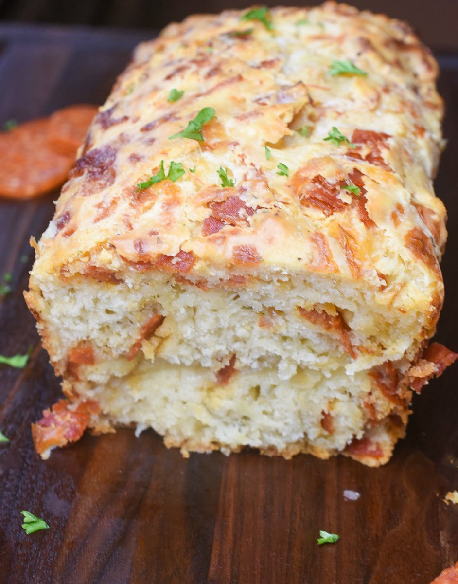SouffleBombay's tweet image. Quick breads always satisfy. Give this easy Pepperoni Bread a try. You can make an over-the -op grilled cheese with it as well. #pepperoni #quickbread soufflebombay.com/cheesy-peppero…