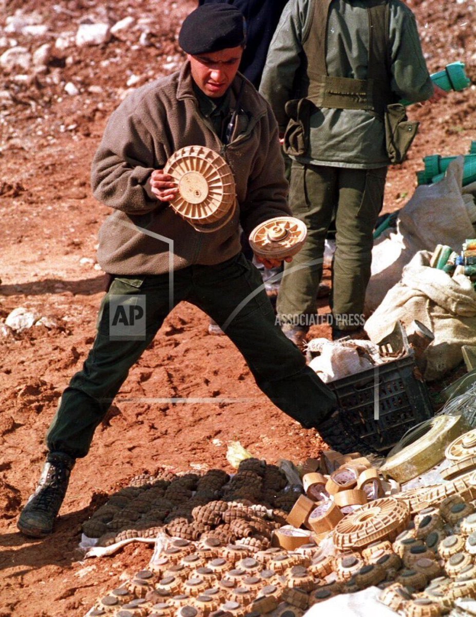 celik_sovalye's tweet photo. 1995 yılında Irak'ın kuzeyine icra edilen Çelik-1 Harekatı sırasında terör örgütünden ele geçirilen mayın ve el bombalarını inceleyen tankçı bir asker. https://t.co/jMZuDw1ZWd