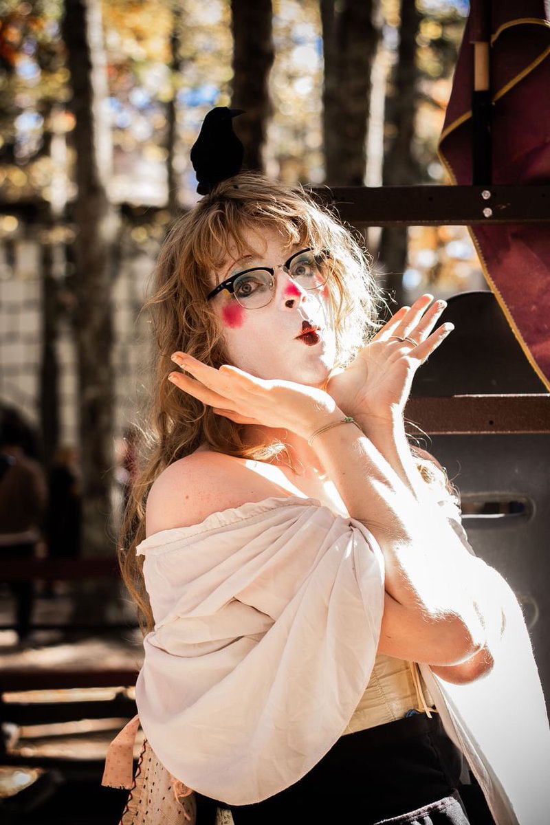 coolbea6billion's tweet photo. I don’t use this app anymore, but look! It’s me from the faire! Look at my boobs! https://t.co/gSzl6HZ9a0