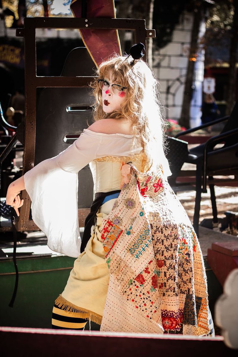 coolbea6billion's tweet photo. I don’t use this app anymore, but look! It’s me from the faire! Look at my boobs! https://t.co/gSzl6HZ9a0