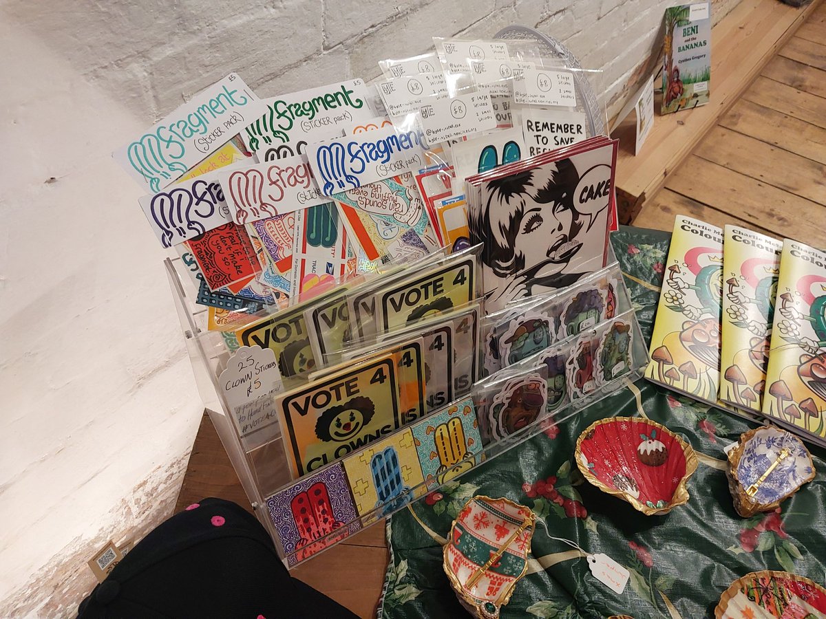 brittleshards's tweet photo. pics @ hind street gallery! yay! yippee!! https://t.co/H85b6LHMUd