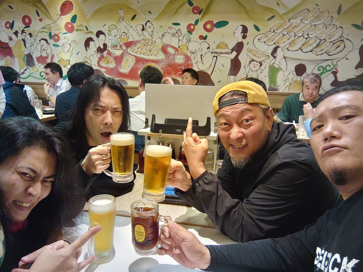 TaDashi_Kajiya's tweet photo. 明日11/17は、MOR1992ItalyのPANTERAカバーやります🤘
あ、写真は練習後に呑んだシーンですみません!こんな人達ですみません!
本物くらい荒れた感じでやってみようと思います🤣w𐤔
#mouthforwar #DominationHollow #thislove #cowboyfromhell https://t.co/u3wF11jOix