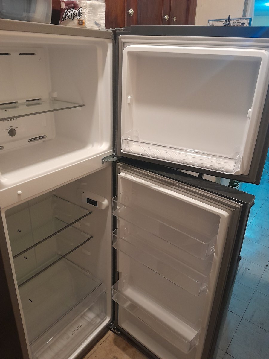 VenusenLinea's tweet photo. Familia de #TapachulaChiapas compró refrigerador en @ElektraMx, salió defectuoso, ni llega técnico a verificar desperfecto y tampoco se los cambian. Lo adquieren por ser necesario, no para tenerlo descompuesto en casa. ¿O será que no les hacen caso porque lo sacaron a crédito? https://t.co/TbLr0dNbz5