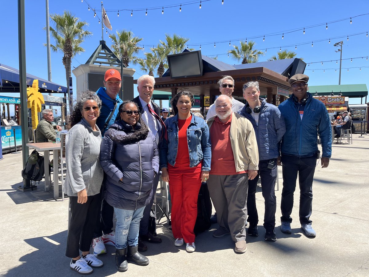 Film_SF's tweet photo. Next week is the premiere of Netflix’s “A Man on the Inside”! Take a look at some stills and behind-the-scenes photos of the iconic San Francisco locations featured in the show.
#netflix #amanontheinside #teddanson #michaelshur #filmsf #sffilm #sanfrancisco #sftravel https://t.co/eqnvoJE6sM