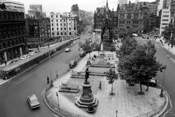 McrHistory's tweet photo. Albert Square, Manchester, 1976. Very different layout - with bus shelters on the left (Town Hall on the right). In the distance - view down Cross St. https://t.co/Gvgxqil8DA