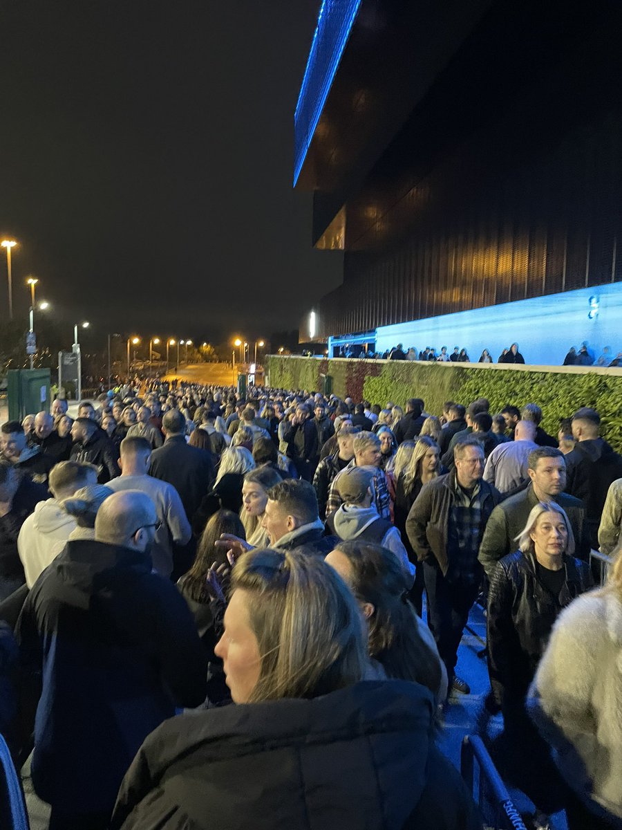 mjsimpsonuk's tweet photo. 15 minutes until @thecourteeners and the queue is still huge to get in at @TheCoopLive https://t.co/cWj0pVQlzo
