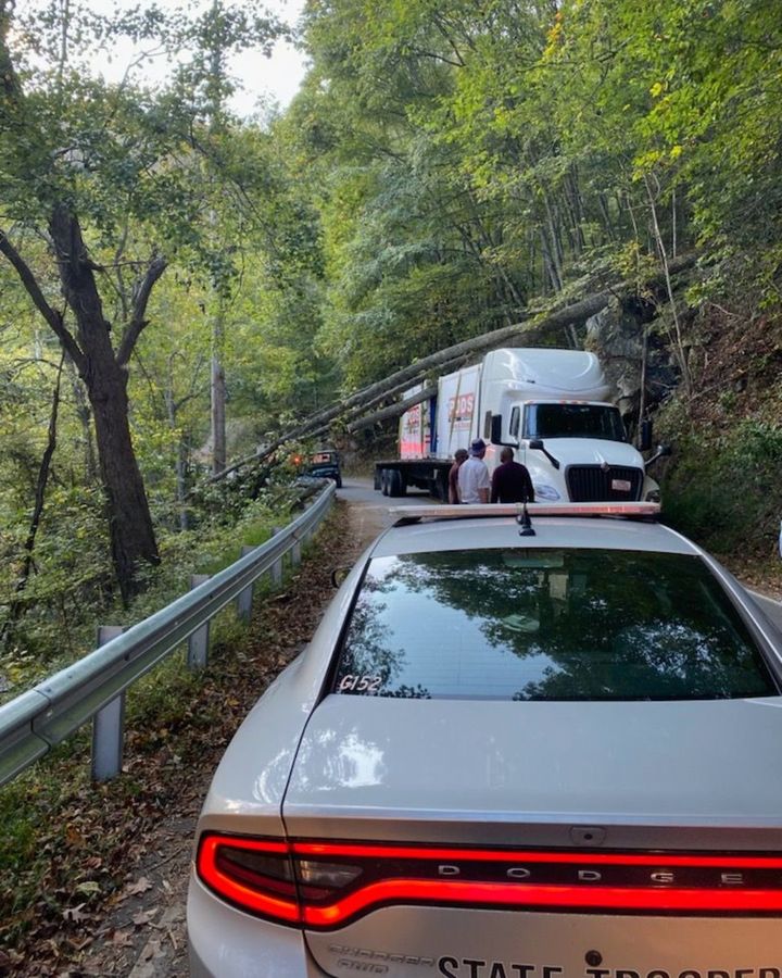 NCDOT's tweet photo. 📢 LARGE TRUCK DRIVERS 📢  Using non-truck routes to cross the NC-TN border has consequences. More than 100 tickets were issued yesterday alone. 
 
The ONLY large truck routes to/from western NC are I-77 to I-81 or I-40 to U.S. 74. https://t.co/SfsvDhywbI
