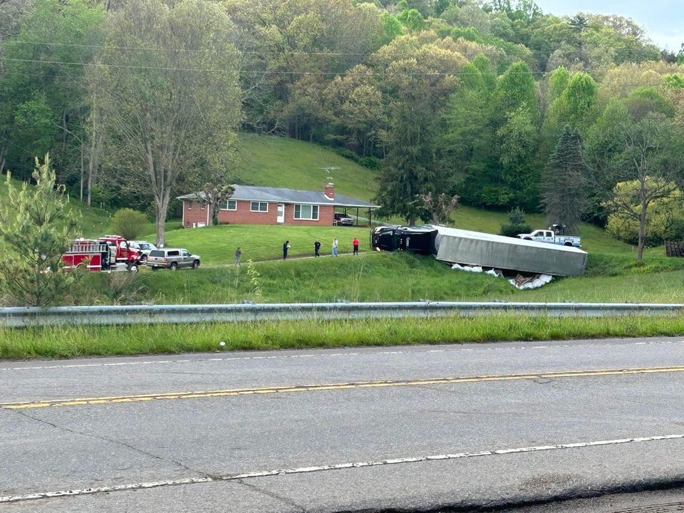 NCDOT's tweet photo. 📢 LARGE TRUCK DRIVERS 📢  Using non-truck routes to cross the NC-TN border has consequences. More than 100 tickets were issued yesterday alone. 
 
The ONLY large truck routes to/from western NC are I-77 to I-81 or I-40 to U.S. 74. https://t.co/SfsvDhywbI