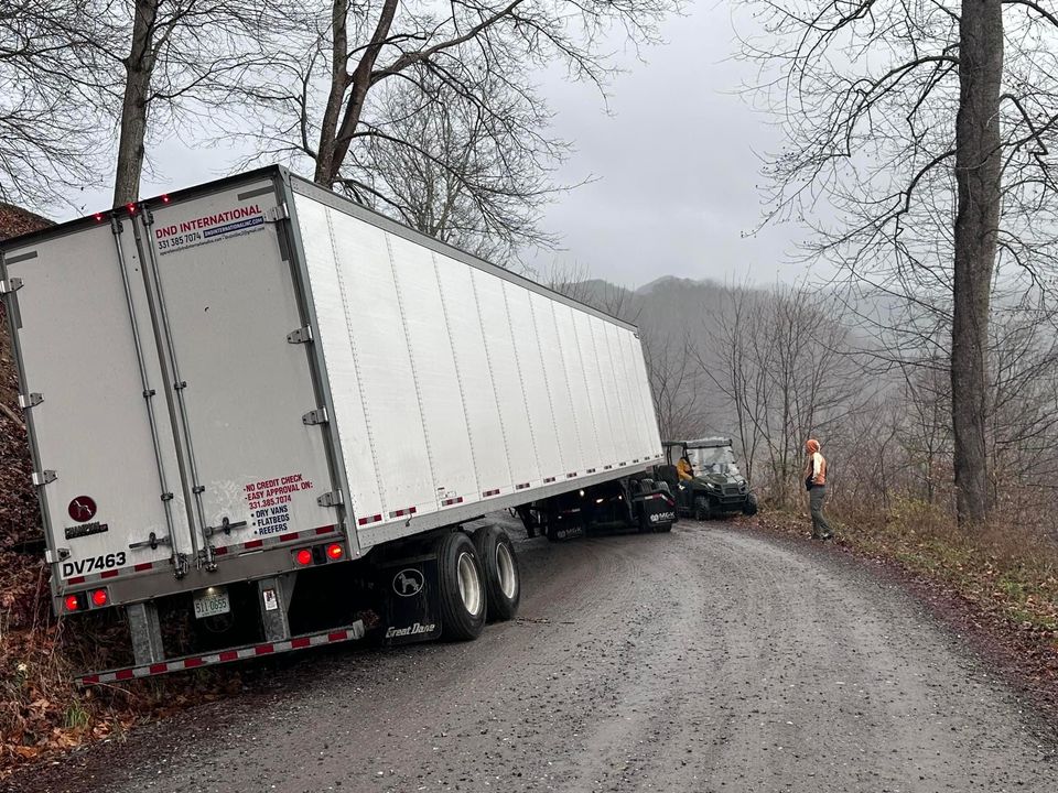 NCDOT's tweet photo. 📢 LARGE TRUCK DRIVERS 📢  Using non-truck routes to cross the NC-TN border has consequences. More than 100 tickets were issued yesterday alone. 
 
The ONLY large truck routes to/from western NC are I-77 to I-81 or I-40 to U.S. 74. https://t.co/SfsvDhywbI