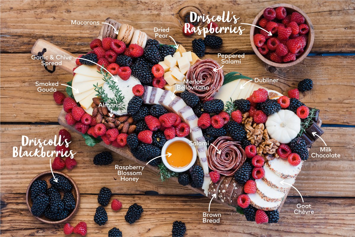 The most snackable way to gather this holiday season is over a beautiful grazing board! Check out our holiday berry board showcase here: driscolls.com/article/a-holi… 

📷: Jamie Hall Media
🎨: Smorgesboards