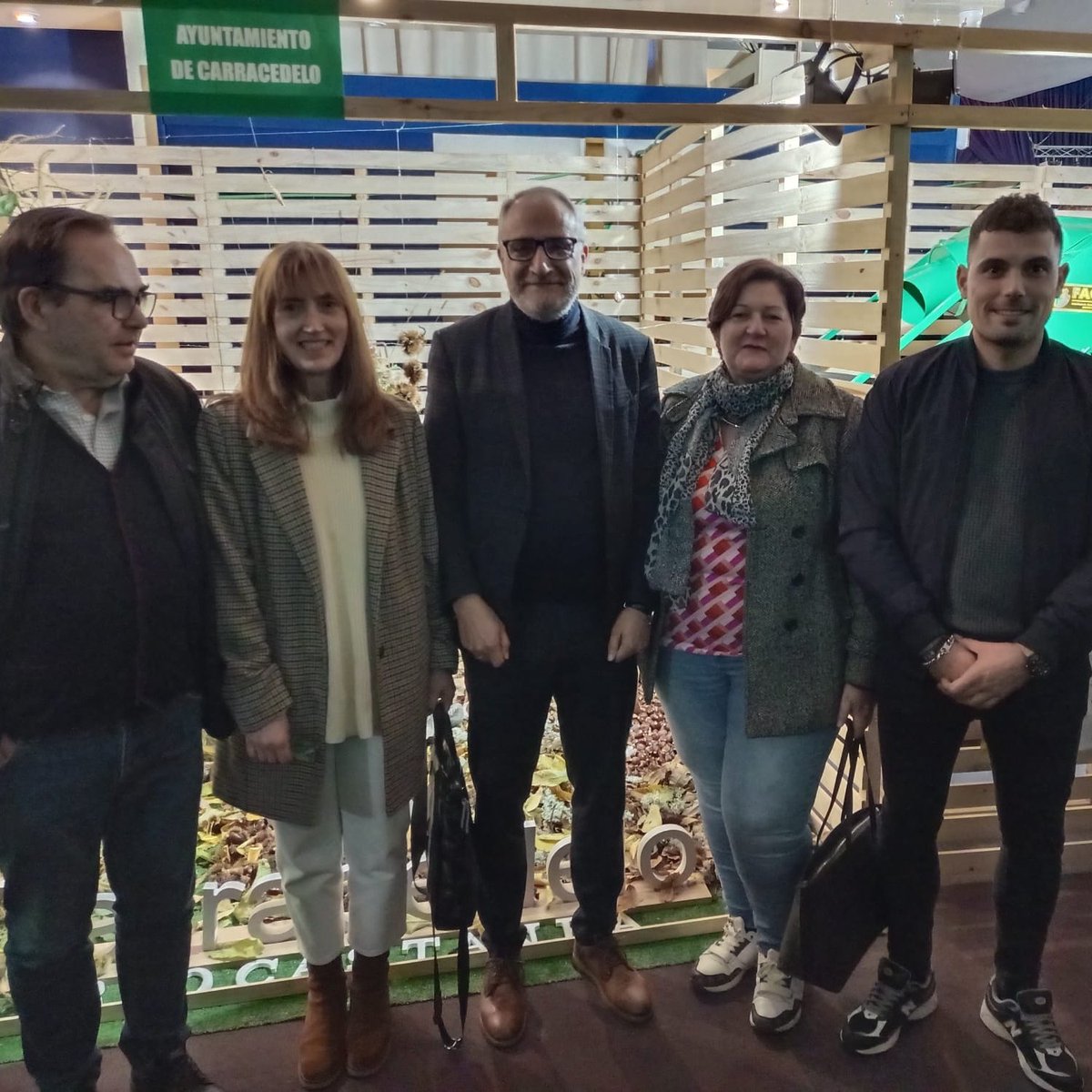 🌰✨ Hoy se inauguró la Feria de la Castaña en #Carracedelo, dentro del Programa <a href="/BioCastanea/">Biocastanea 2024</a>. 

El presidente, <a href="/OlegarioRamon/">Olegario Ramón Fernández</a>, acompañado por un grupo de consejeros y consejeras, estuvo en la apertura de esta destacada cita que se celebra durante el fin de semana. 

#Bierzo