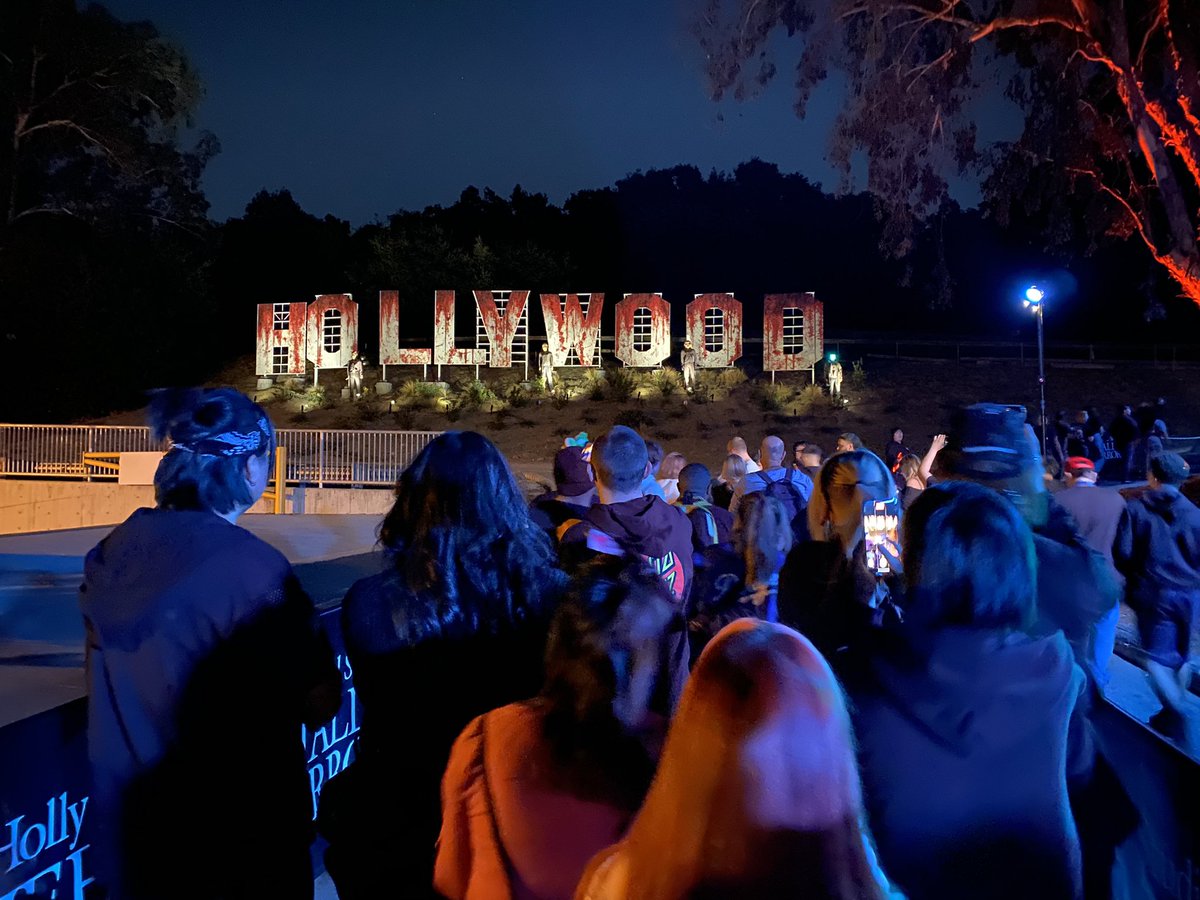 _mu_49_'s tweet photo. The scare actors were really cool! I want to go back and see more of the mazes! https://t.co/BEJgTIAsc0