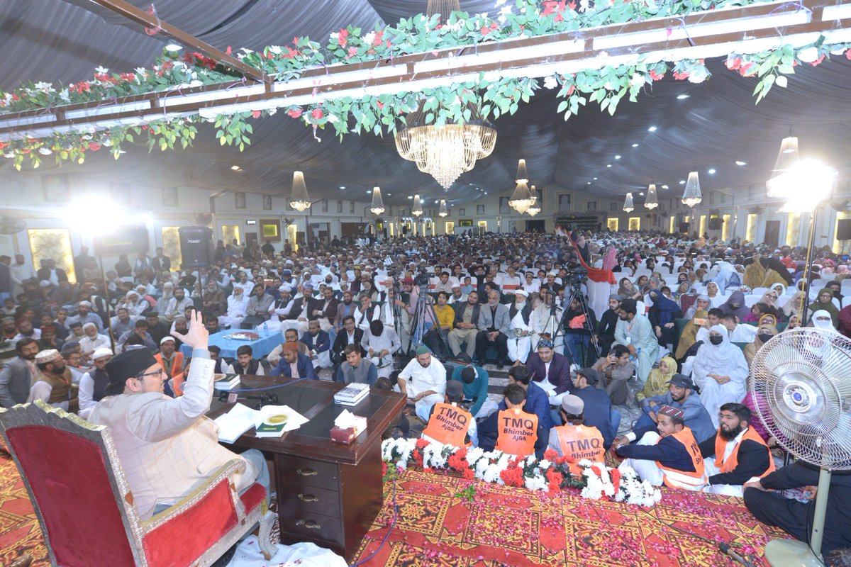 DrHussainQadri's tweet photo. ایمان کا سرچشمہ محبتِ رسولﷺ ہے: پروفیسر ڈاکٹر حسین محی الدین قادری
منہاج القرآن انٹرنیشنل کے صدر پروفیسر ڈاکٹر حسین محی الدین قادری کی بھمبر آزاد کشمیر میں منعقدہ فقید المثال سیرۃ النبی ﷺ کانفرنس میں شرکت و خطاب
کانفرنس میں ہزاروں عشاقانِ مصطفیٰ ﷺ (مرد و خواتین) نے شرکت کی۔
صدر منہاج القرآن انٹرنیشنل نے اپنی گفتگو کا آغاز کرتے ہوئے کہا کہ آج کی نشست کا موضوع محبت ہے۔ تاجدارِ کائناتﷺ کی ذاتِ بابرکات سے امت محمدی کے تعلقِ حبی، اس کی علامات اور اس کے ثمرات پر روشنی ڈالی جائے گی۔
انہوں نے کہا کہ اللہ رب العزت نے انسان کو بے شمار نعمتوں سے نوازا ہے، جن میں اچھی صحت، رزق حلال، اولاد، گھر بار، اور کشادگی جیسی نعمتیں شامل ہیں۔ لیکن سب سے بڑی نعمت ایمان ہے۔ ایمان کی نعمت اس شخص کو عطا ہوتی ہے جس کے دل میں محبوبِ خدا ﷺ کی محبت موجود ہو، کیونکہ محبتِ رسول ﷺ کے بغیر ایمان کا حصول ممکن نہیں۔
انہوں نے کہا کہ اللہ رب العزت نے کائنات کی تخلیق کی بنیاد دو جذبات پر رکھی: جذبۂ محبت اور احساسِ نفرت۔ اصل اور بنیادی جذبہ محبت ہے، جبکہ نفرت محبت کو ظاہر کرنے کے لیے تخلیق کی گئی ہے۔ حدیث قدسی کے مطابق، اللہ نے فرمایا: "میں ایک چھپا ہوا خزانہ تھا، پھر میں نے چاہا کہ لوگ مجھے پہچان سکیں، تو میں نے کائنات تخلیق کی۔"
انہوں نے کہا کہ محبتِ رسول ﷺ کا تقاضا یہ ہے کہ ہر عمل میں آقا ﷺ کی اطاعت کی جائے اور ان کے اسوہ کی پیروی کی جائے۔ عاشقِ رسول کی علامات میں سے ہے کہ اسے آقا ﷺ کی زیارت کا شوق ہوتا ہے، اور اس کے اخلاق نبوی ﷺ کی طرح ہوتے ہیں۔ اگر ہم دعویٰ محبت کرتے ہیں تو یہ ضروری ہے کہ ہمارے اخلاق اچھے ہوں، گالی گلوچ، ظلم اور سختی ختم ہو۔ سچا عاشقِ رسول وہ ہے جو آقا ﷺ کو تکلیف نہ پہنچانے کی کوشش کرے اور ہر وقت ذکرِ رسول ﷺ کرتا ہو۔
انہوں نے کہا کہ ایمان کی تکمیل کے لیے چار چیزوں کا ہونا ضروری ہے: محبتِ رسول ﷺ، اطاعتِ رسول ﷺ، اتباعِ رسول ﷺ اور تعظیمِ رسول ﷺ۔ اگر ان میں سے کسی ایک میں کمی ہو، تو ایمان متاثر ہو جاتا ہے۔
تحریک منہاج القرآن نے ان اصولوں کو اپنایا ہے اور اس کی ہر سرگرمی میں ذکرِ رسول ﷺ کو شامل کیا ہے۔ یہ تحریک امت میں محبتِ رسول ﷺ، اتحاد، اخلاق، علم اور اسلام کے دفاع کو فروغ دیتی ہے۔ تحریک منہاج القرآن کا رفیق بن کر اس پیغام کو ہر گوشے میں پہنچائیں، تاکہ یہ حسین طرزِ حیات نسلوں تک منتقل ہو۔
آج کی سیرت کانفرنس کا پیغام یہ ہے کہ ایمان محبتِ رسول ﷺ سے ہے، اور محبت کا مکمل مفہوم اطاعت، اتباع اور تعظیم میں ہے، جسے تحریک منہاج القرآن بہترین طریقے سے سکھاتی ہے۔
پروفیسر ڈاکٹر حسین محی الدین قادری نے تحریک منہاج القرآن اور اس کے جملہ فورمز کے قائدین و کارکنان کو عظیم الشان اور فقید المثال اجتماع کے انعقاد پر خصوصی مبارکباد پیش کی۔
کانفرنس میں نائب ناظم اعلیٰ ریاست ہائے کشمیر انجینئر محمد رفیق نجم، علامہ حسن میر قادری، محمد اقبال مصطفوی، سہیل احمد رضا، علامہ جمیل احمد زاہد، چودھری ریاست علی چدھڑ، ابرار سرور شاہ، پروفیسر عتیق احمد طاہر، وحید شریف، شہزاد القمر مجید، ڈاکٹر امجد حسین، زونل ناظمہ منہاج ویمن لیگ کشمیر رافعہ عروج ملک سمیت تحریک منہاج القرآن کے مختلف فورمز کے قائدین و کارکنان، سیاسی، سماجی، مذہبی، علمی، صحافتی شخصیات، اور عامۃ الناس کی کثیر تعداد نے شرکت کی۔
#LoveForProphetﷺ #MinhajulQuran #SeeratUnNabi #Conference #BhimberAzadKashmir #IslamicTeachings