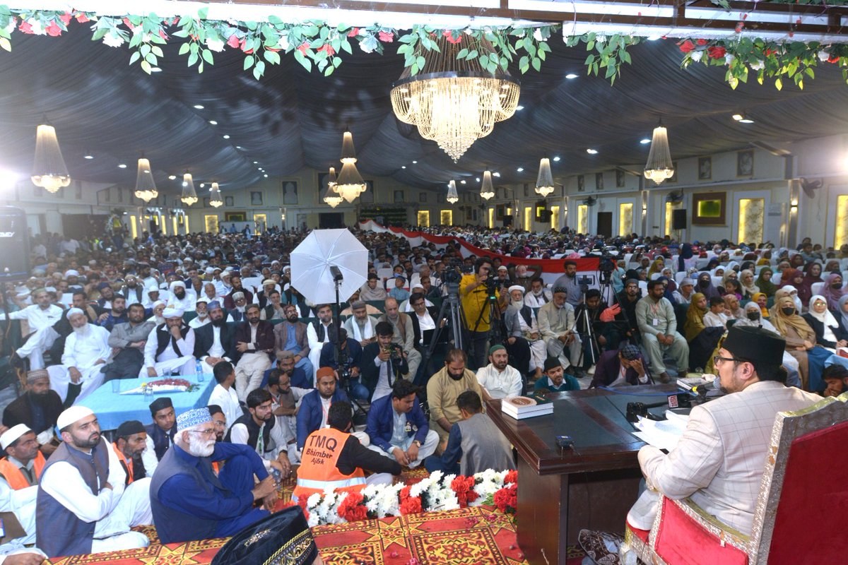DrHussainQadri's tweet photo. ایمان کا سرچشمہ محبتِ رسولﷺ ہے: پروفیسر ڈاکٹر حسین محی الدین قادری
منہاج القرآن انٹرنیشنل کے صدر پروفیسر ڈاکٹر حسین محی الدین قادری کی بھمبر آزاد کشمیر میں منعقدہ فقید المثال سیرۃ النبی ﷺ کانفرنس میں شرکت و خطاب
کانفرنس میں ہزاروں عشاقانِ مصطفیٰ ﷺ (مرد و خواتین) نے شرکت کی۔
صدر منہاج القرآن انٹرنیشنل نے اپنی گفتگو کا آغاز کرتے ہوئے کہا کہ آج کی نشست کا موضوع محبت ہے۔ تاجدارِ کائناتﷺ کی ذاتِ بابرکات سے امت محمدی کے تعلقِ حبی، اس کی علامات اور اس کے ثمرات پر روشنی ڈالی جائے گی۔
انہوں نے کہا کہ اللہ رب العزت نے انسان کو بے شمار نعمتوں سے نوازا ہے، جن میں اچھی صحت، رزق حلال، اولاد، گھر بار، اور کشادگی جیسی نعمتیں شامل ہیں۔ لیکن سب سے بڑی نعمت ایمان ہے۔ ایمان کی نعمت اس شخص کو عطا ہوتی ہے جس کے دل میں محبوبِ خدا ﷺ کی محبت موجود ہو، کیونکہ محبتِ رسول ﷺ کے بغیر ایمان کا حصول ممکن نہیں۔
انہوں نے کہا کہ اللہ رب العزت نے کائنات کی تخلیق کی بنیاد دو جذبات پر رکھی: جذبۂ محبت اور احساسِ نفرت۔ اصل اور بنیادی جذبہ محبت ہے، جبکہ نفرت محبت کو ظاہر کرنے کے لیے تخلیق کی گئی ہے۔ حدیث قدسی کے مطابق، اللہ نے فرمایا: "میں ایک چھپا ہوا خزانہ تھا، پھر میں نے چاہا کہ لوگ مجھے پہچان سکیں، تو میں نے کائنات تخلیق کی۔"
انہوں نے کہا کہ محبتِ رسول ﷺ کا تقاضا یہ ہے کہ ہر عمل میں آقا ﷺ کی اطاعت کی جائے اور ان کے اسوہ کی پیروی کی جائے۔ عاشقِ رسول کی علامات میں سے ہے کہ اسے آقا ﷺ کی زیارت کا شوق ہوتا ہے، اور اس کے اخلاق نبوی ﷺ کی طرح ہوتے ہیں۔ اگر ہم دعویٰ محبت کرتے ہیں تو یہ ضروری ہے کہ ہمارے اخلاق اچھے ہوں، گالی گلوچ، ظلم اور سختی ختم ہو۔ سچا عاشقِ رسول وہ ہے جو آقا ﷺ کو تکلیف نہ پہنچانے کی کوشش کرے اور ہر وقت ذکرِ رسول ﷺ کرتا ہو۔
انہوں نے کہا کہ ایمان کی تکمیل کے لیے چار چیزوں کا ہونا ضروری ہے: محبتِ رسول ﷺ، اطاعتِ رسول ﷺ، اتباعِ رسول ﷺ اور تعظیمِ رسول ﷺ۔ اگر ان میں سے کسی ایک میں کمی ہو، تو ایمان متاثر ہو جاتا ہے۔
تحریک منہاج القرآن نے ان اصولوں کو اپنایا ہے اور اس کی ہر سرگرمی میں ذکرِ رسول ﷺ کو شامل کیا ہے۔ یہ تحریک امت میں محبتِ رسول ﷺ، اتحاد، اخلاق، علم اور اسلام کے دفاع کو فروغ دیتی ہے۔ تحریک منہاج القرآن کا رفیق بن کر اس پیغام کو ہر گوشے میں پہنچائیں، تاکہ یہ حسین طرزِ حیات نسلوں تک منتقل ہو۔
آج کی سیرت کانفرنس کا پیغام یہ ہے کہ ایمان محبتِ رسول ﷺ سے ہے، اور محبت کا مکمل مفہوم اطاعت، اتباع اور تعظیم میں ہے، جسے تحریک منہاج القرآن بہترین طریقے سے سکھاتی ہے۔
پروفیسر ڈاکٹر حسین محی الدین قادری نے تحریک منہاج القرآن اور اس کے جملہ فورمز کے قائدین و کارکنان کو عظیم الشان اور فقید المثال اجتماع کے انعقاد پر خصوصی مبارکباد پیش کی۔
کانفرنس میں نائب ناظم اعلیٰ ریاست ہائے کشمیر انجینئر محمد رفیق نجم، علامہ حسن میر قادری، محمد اقبال مصطفوی، سہیل احمد رضا، علامہ جمیل احمد زاہد، چودھری ریاست علی چدھڑ، ابرار سرور شاہ، پروفیسر عتیق احمد طاہر، وحید شریف، شہزاد القمر مجید، ڈاکٹر امجد حسین، زونل ناظمہ منہاج ویمن لیگ کشمیر رافعہ عروج ملک سمیت تحریک منہاج القرآن کے مختلف فورمز کے قائدین و کارکنان، سیاسی، سماجی، مذہبی، علمی، صحافتی شخصیات، اور عامۃ الناس کی کثیر تعداد نے شرکت کی۔
#LoveForProphetﷺ #MinhajulQuran #SeeratUnNabi #Conference #BhimberAzadKashmir #IslamicTeachings