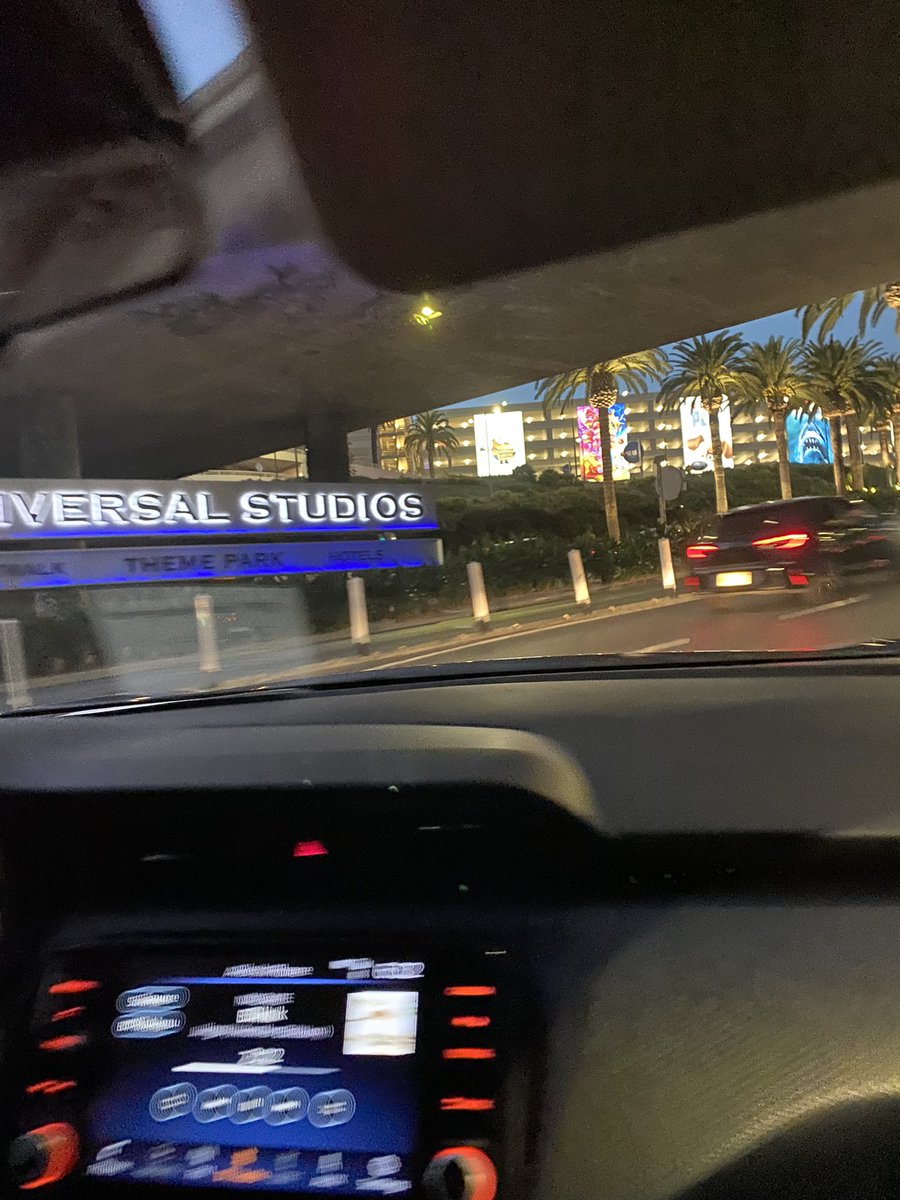 _mu_49_'s tweet photo. We got to our hotel and slept for 3 hours before heading to the fan trip at Universal Studios Hollywood! The scenery is so nice! Traffic was crazy though lol https://t.co/AWJdjDHL03