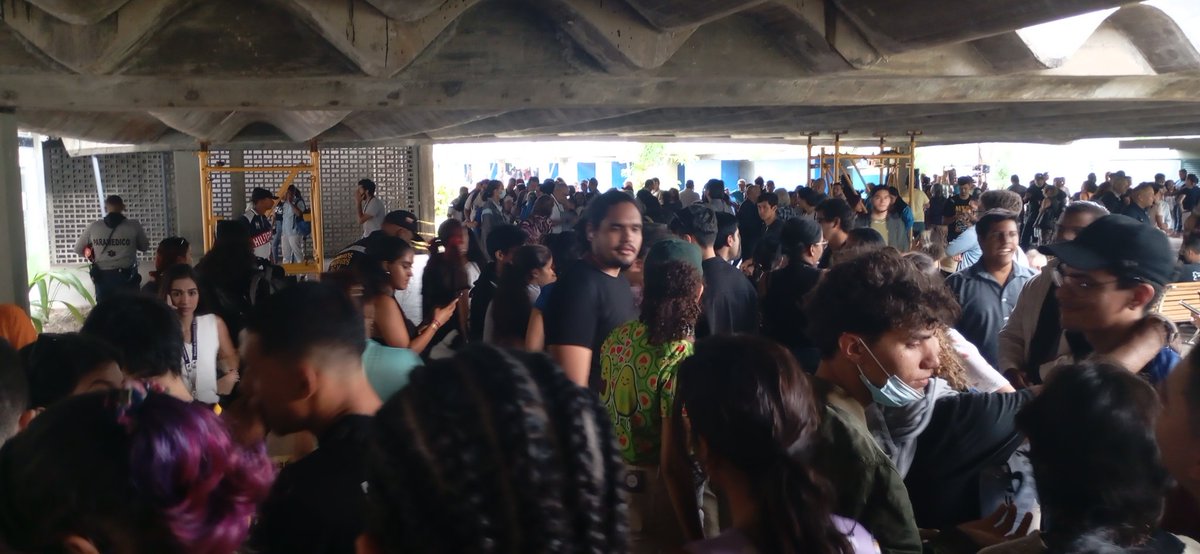 KarelysDOchoaR's tweet photo. Estudiantes de la UCV están a la espera de ejercer su derecho al voto tras la suspensión temporal provocada por el lanzamiento de una bomba lacrimógena.

#EleccionesUCV2024 #ULTIMORA #UCV https://t.co/DjLzubznum