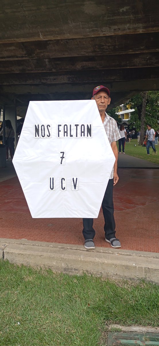 Estudiantes de la UCV están a la espera de ejercer su derecho al voto tras la suspensión temporal provocada por el lanzamiento de una bomba lacrimógena.

#EleccionesUCV2024 #ULTIMORA #UCV