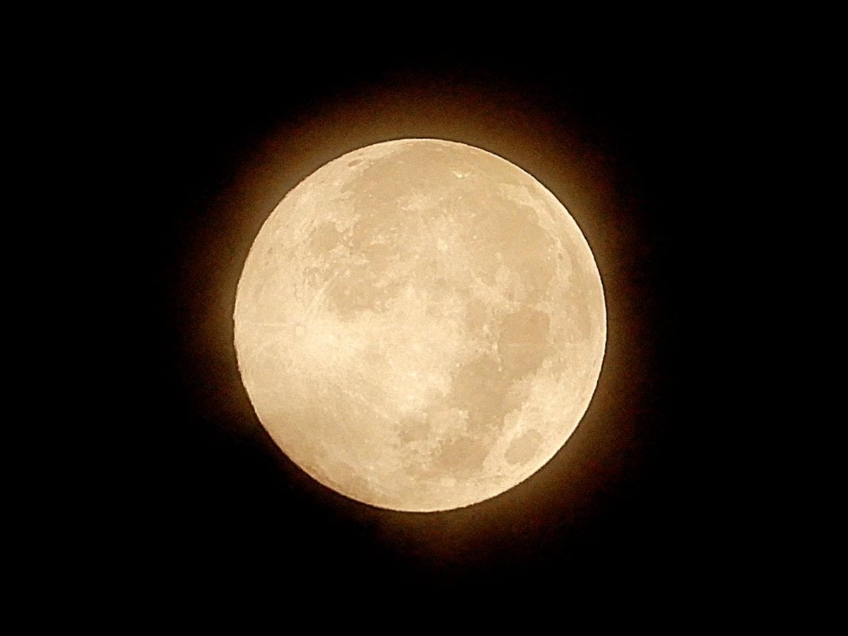 tipher6sephirah's tweet image. かな～り曇ってたけどなんとか見えるチャンスはあった🧡
🌝✨✨✨✨

#BeaverFullMoon
#BeaverMoon #taurusfullmoon
#frostmoon 
#FullMoon