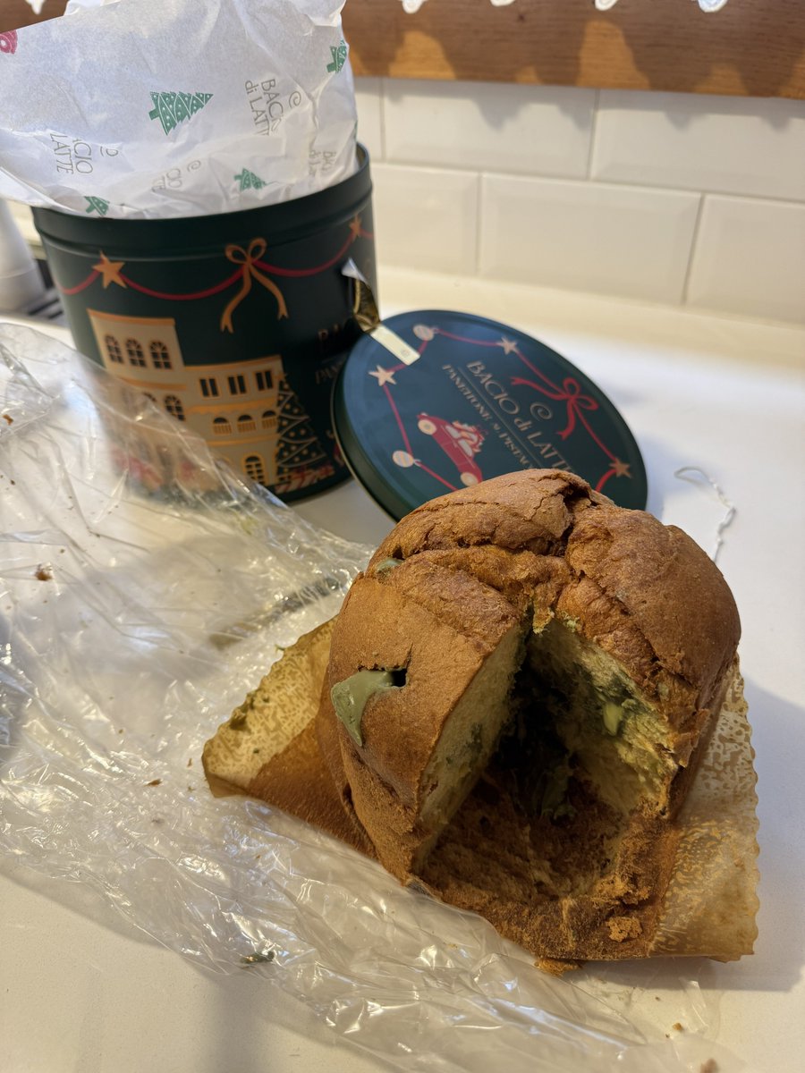 giparisan's tweet photo. eu comprei 
eu comprei o panetone da bacio di latte https://t.co/C2qSQxLbwg