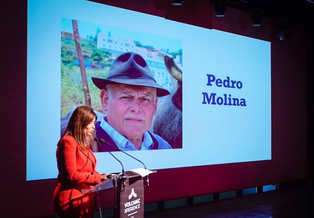 FClavijoBatlle's tweet photo. Sentido homenaje a Pedro Molina y reconocimiento a Jorge Marichal de @Ashotel como pioneros en el programa Crecer Juntos que pusimos en marcha en la Legislatura 2015-2019, y que hoy continúa con el empeño de @narvayelhierro  y Jessica de León.

El compromiso con la
Sostenibilidad del sector primario y el sector turístico nos garantizará un mayor desarrollo económico .

Enhorabuena por el trabajo de todo este año que seguirá dando buenos resultados en el futuro.