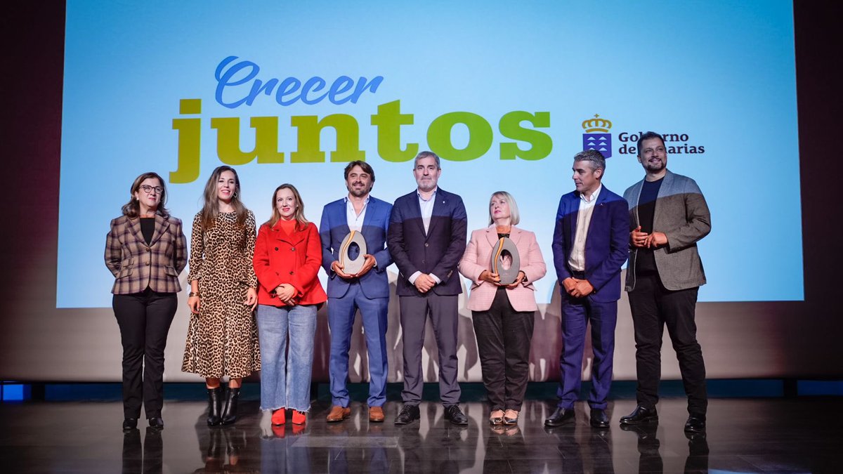 FClavijoBatlle's tweet photo. Sentido homenaje a Pedro Molina y reconocimiento a Jorge Marichal de @Ashotel como pioneros en el programa Crecer Juntos que pusimos en marcha en la Legislatura 2015-2019, y que hoy continúa con el empeño de @narvayelhierro  y Jessica de León.

El compromiso con la
Sostenibilidad del sector primario y el sector turístico nos garantizará un mayor desarrollo económico .

Enhorabuena por el trabajo de todo este año que seguirá dando buenos resultados en el futuro.