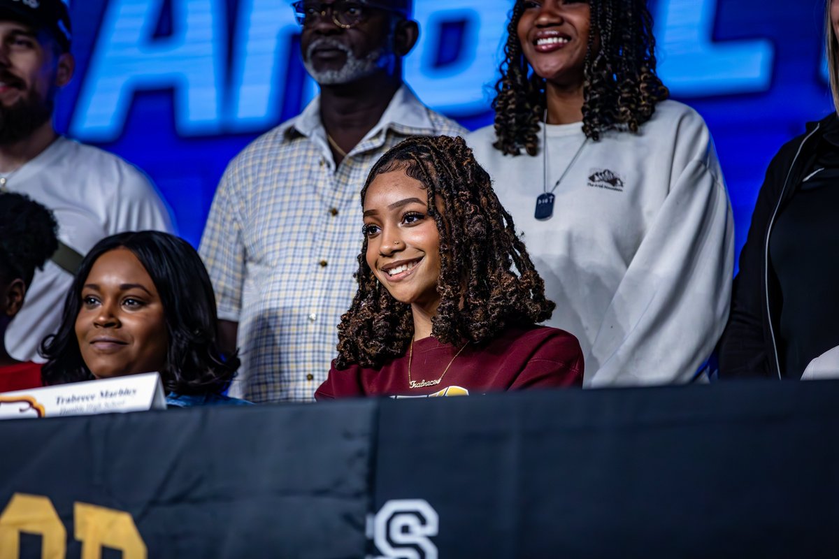 HumbleISD's tweet photo. 📸: Smile Big for Signing Day!! #SigningDay #ShineOn https://t.co/1yFqbF9bSo